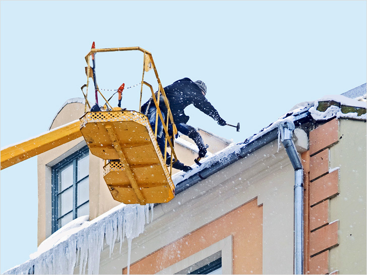 фото очистка снега на крыше с автовышки